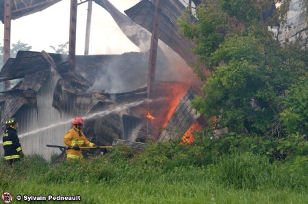 Feu d'entrepôt de ripe de bois