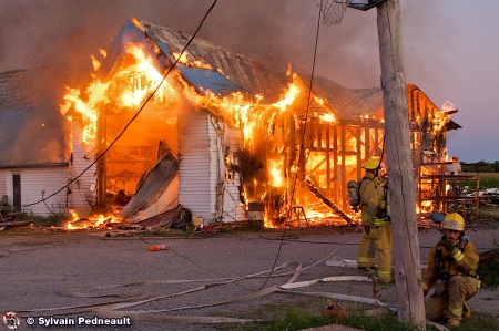 Feu de commerce à Ste-Cécile-de-Milton